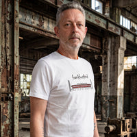 Weißes Waldstadion Frankfurt T-Shirt von frankfurtkind mit Frontprint, getragen von einem männlichen Model.
