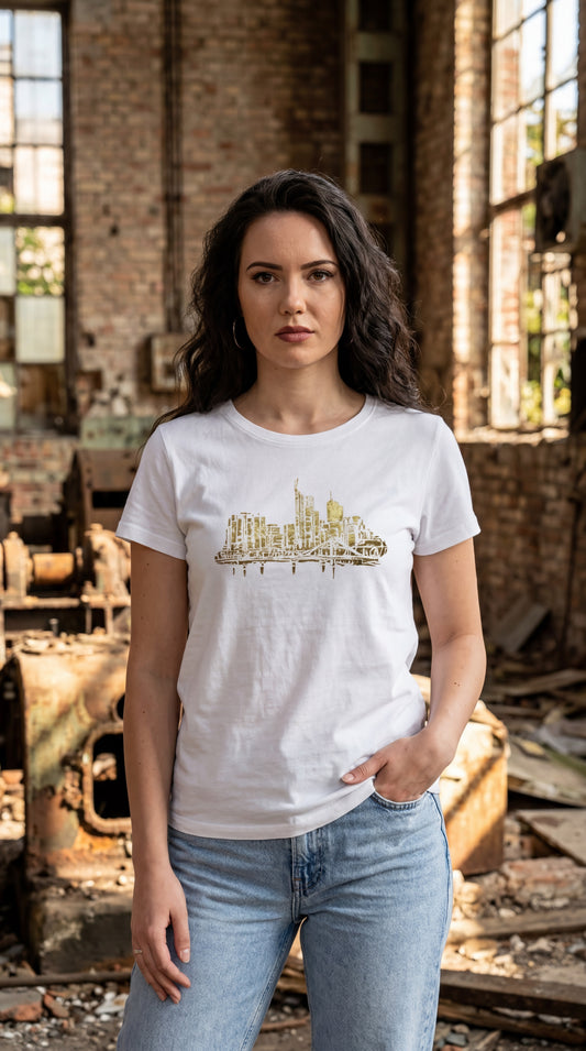 Skyline sunrise by frankfurtkind | T-Shirt women Round-neck