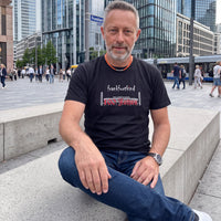 Schwarzes 100 Jahre Waldstadion Frankfurt T-Shirt von frankfurtkind mit Frontprint, getragen von einem männlichen Model.
