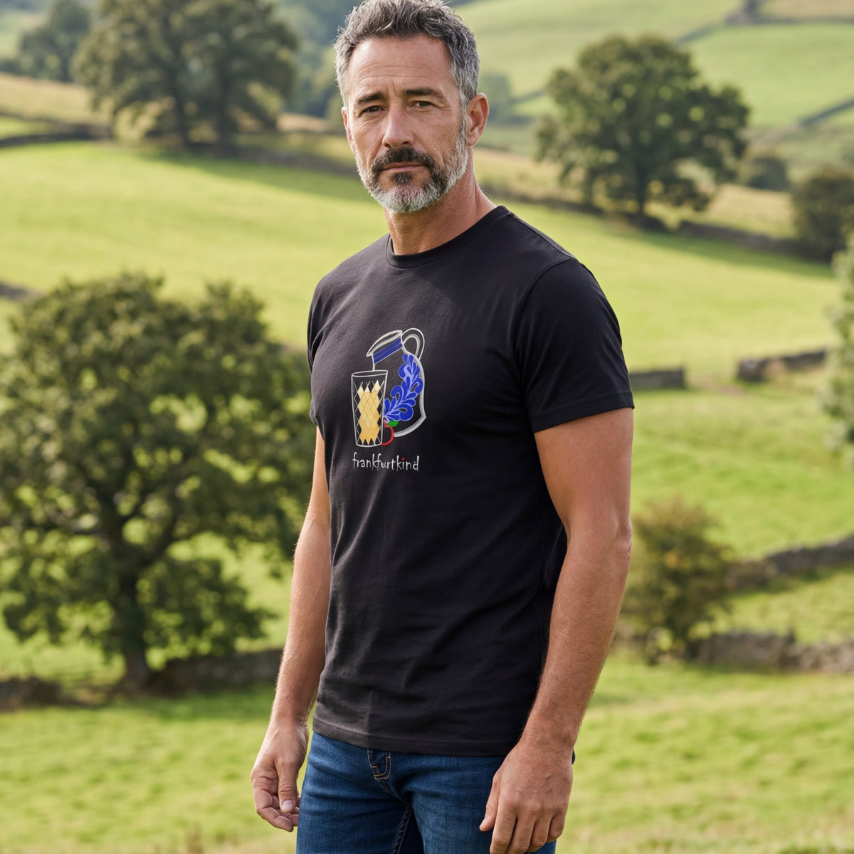 Schwarzes Bembel Frankfurt T-Shirt von frankfurtkind mit Frontprint, getragen von einem männlichen Model.
