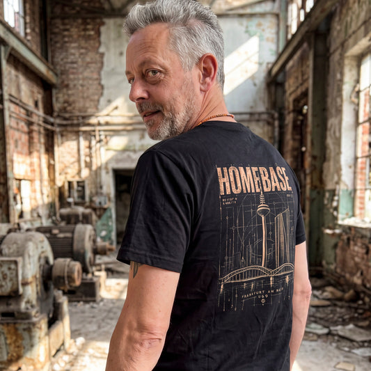 Schwarzes HOMEBASE Frankfurt T-Shirt von frankfurtkind mit HOMEBASE Rückenprint, getragen von einem männlichen Model.
