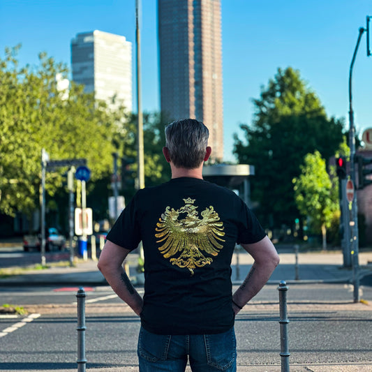 Schwarzes Adler Römer Frankfurt Heavy Oversized T-Shirt von frankfurtkind mit Rückenprint, getragen von einem männlichen Model.