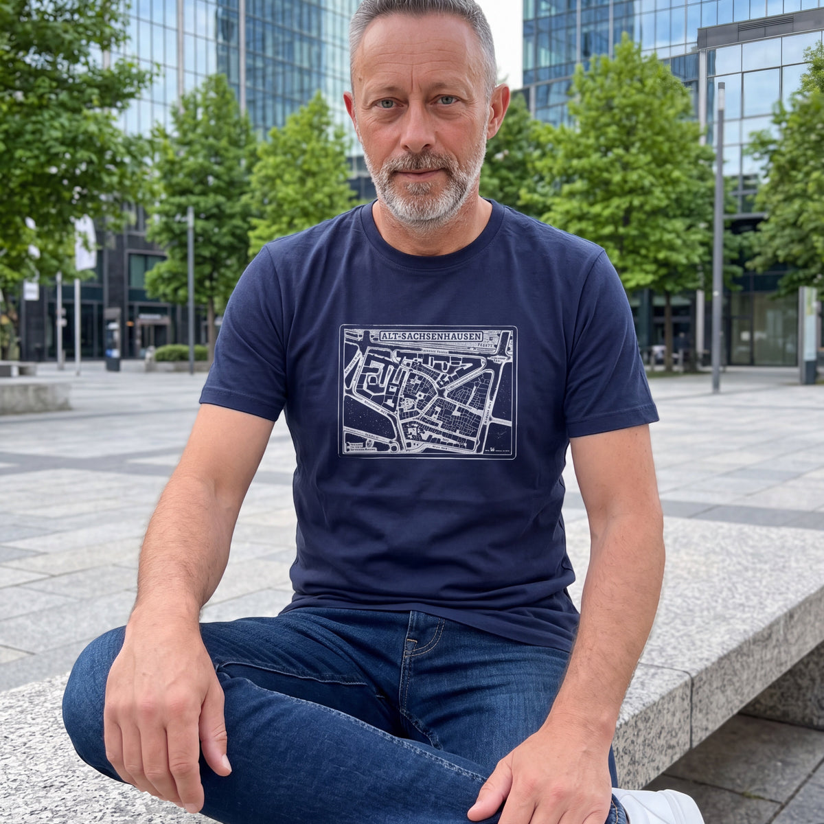 Navy Alt-Sax Frankfurt T-Shirt von frankfurtkind mit Frontprint, getragen von einem männlichen Model.
