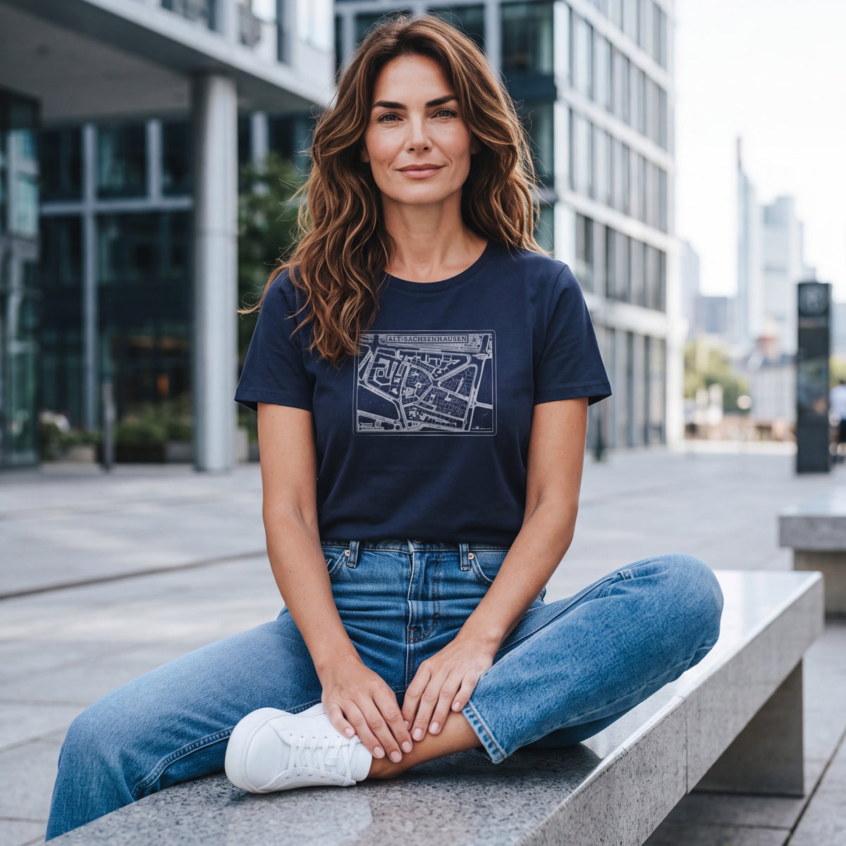 Navy Alt-Sax Frankfurt T-Shirt von frankfurtkind mit Frontprint, getragen von einem weiblichen Model.