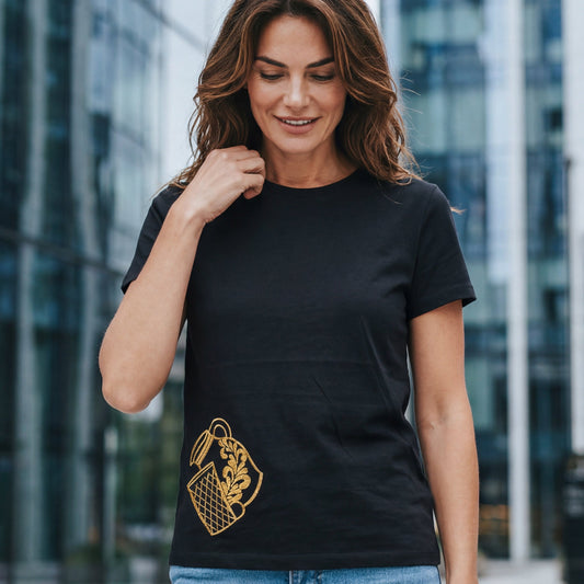 Schwarzes Bembel und Geripptes Gold Frankfurt Damen T-Shirt von frankfurtkind mit Frontprint, getragen von einem weiblichen Model.
