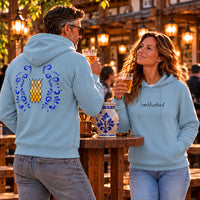 Fog-Blue Farbener Bembel und Geripptes Frankfurt Organic Hoodie von frankfurtkind mit Rücken und Frontprint, getragen von einem weiblichen und einem männlichen Model.