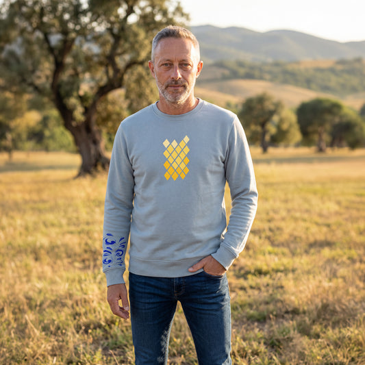 Fog-Blue Farbener Bembel und Geripptes Frankfurt organic Sweatshirt von frankfurtkind mit Frontprint, getragen von einem männlichen Model.