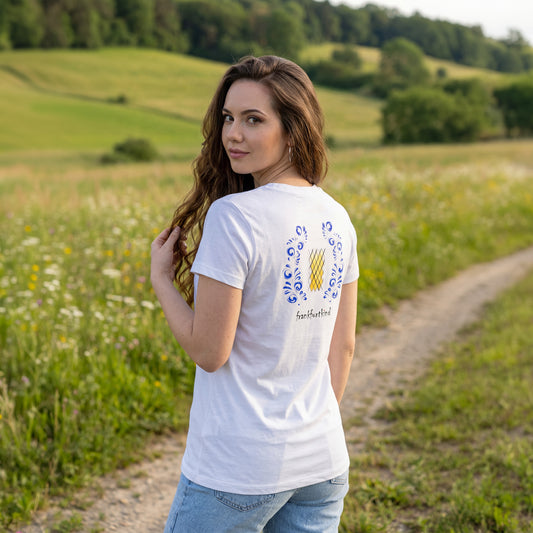 Weißes Bembel und Geripptes Frankfurt Damen T-Shirt von frankfurtkind mit Rückenprint, getragen von einem weiblichen Model.