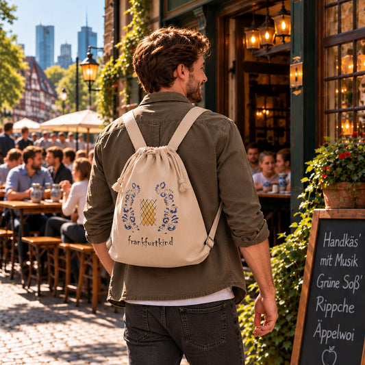 natur farbener Travel Sport Bag mit Geripptem Print von frankfurtkind, getragen von einem männichen Model.
