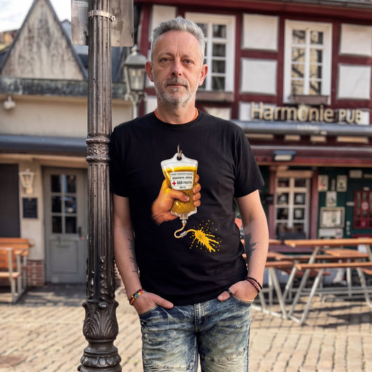 Schwarzes Blutgruppe Äppler Frankfurt T-Shirt von frankfurtkind mit Frontprint, getragen von einem männlichen Model.
