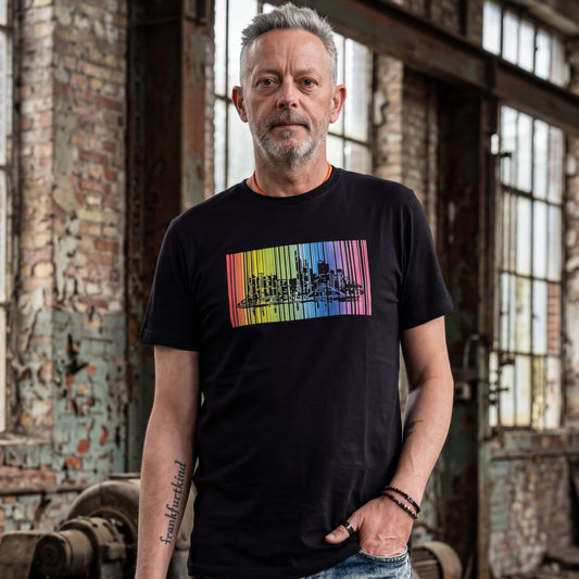 Schwarzes colorful City Frankfurt T-Shirt von frankfurtkind mit Frontprint, getragen von einem männlichen Model.