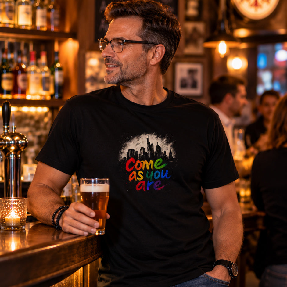 Schwarzes come as you are color Frankfurt T-Shirt von frankfurtkind mit Frontprint, getragen von einem männlichen Model.