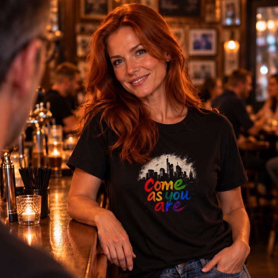 Schwarzes come as you are color Frankfurt T-Shirt von frankfurtkind mit Frontprint, getragen von einem weiblichen Model.