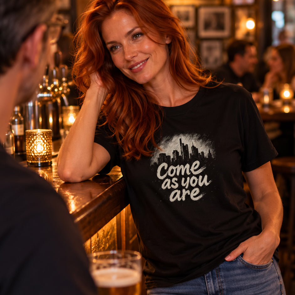 Schwarzes come as you are color Frankfurt T-Shirt von frankfurtkind mit Frontprint, getragen von einem weiblichen Model.