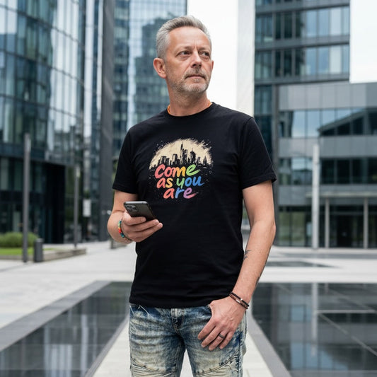 Schwarzes come you as are color Frankfurt T-Shirt von frankfurtkind mit Frontprint, getragen von einem männlichen Model.