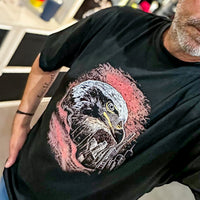 Schwarzes Eagle FFM Frankfurt Heavy Oversized T-Shirt von frankfurtkind mit Frontprint, getragen von einem männlichen Model.