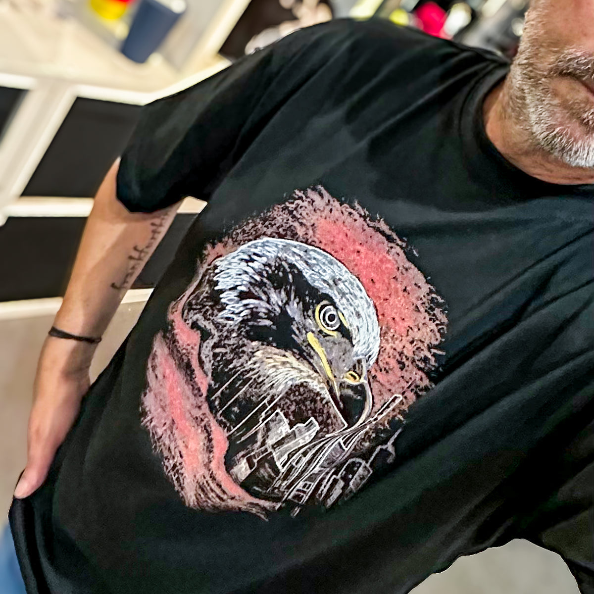 Schwarzes Eagle FFM Frankfurt Heavy Oversized T-Shirt von frankfurtkind mit Frontprint, getragen von einem männlichen Model.