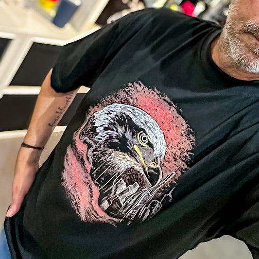 Schwarzes Eagle FFM Frankfurt Heavy Oversized T-Shirt von frankfurtkind mit Frontprint, getragen von einem männlichen Model.