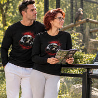 Schwarzes Eagle FFM Frankfurt Longsleeve von frankfurtkind mit Frontprint, getragen von einem weiblichen und einem männlichen Model.