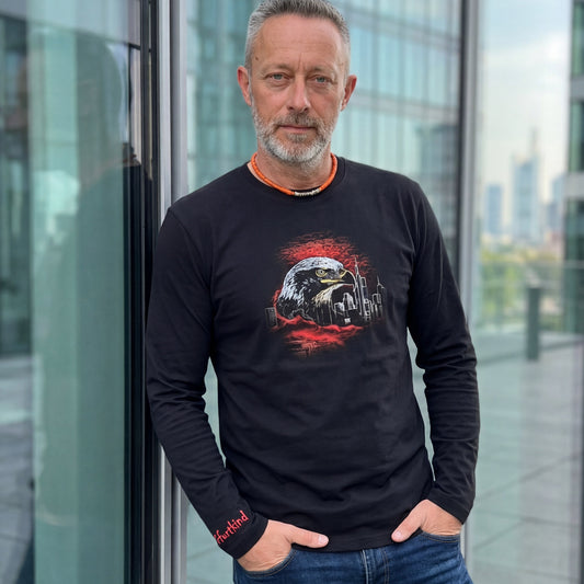 Schwarzes Eagle FFM Frankfurt Longsleeve von frankfurtkind mit Frontprint, getragen von einem männlichen Model.