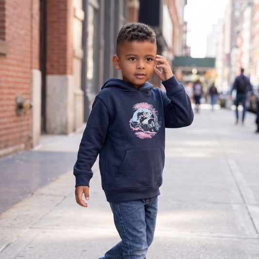 Schwarzer Eagle FFM Frankfurt Kids Hoodie von frankfurtkind mit Frontprint, getragen von einen Kind.