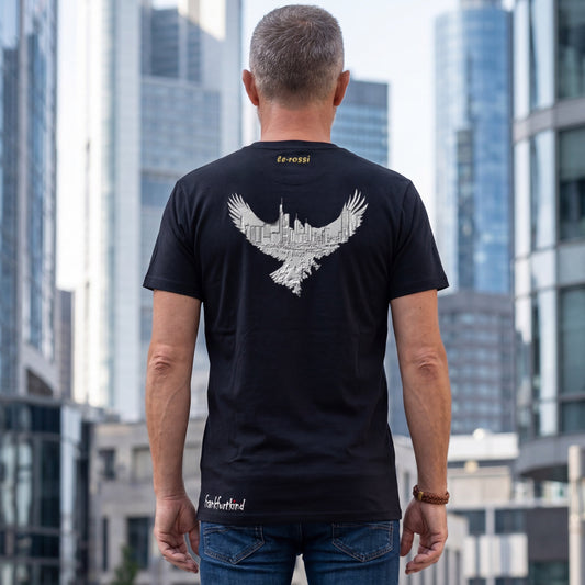 Schwarzes Eagle Skyline Frankfurt T-Shirt von frankfurtkind mit Rückenprint, getragen von einem männlichen Model.
