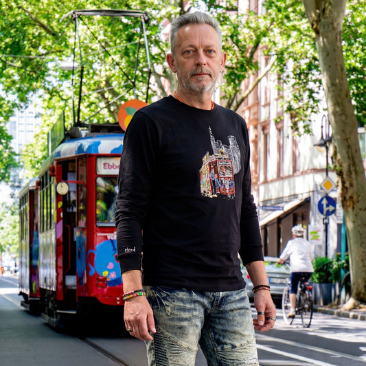 Schwarzes Ebbel-Ex Frankfurt Longsleeve von frankfurtkind mit Frontprint, getragen von einem männlichen Model.