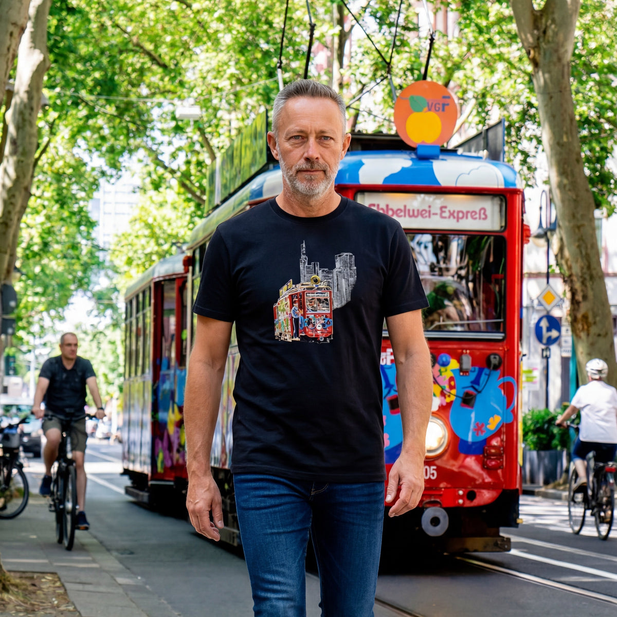 Schwarzes Ebbel-Ex Frankfurt T-Shirt von frankfurtkind mit Frontprint, getragen von einem männlichen Model.