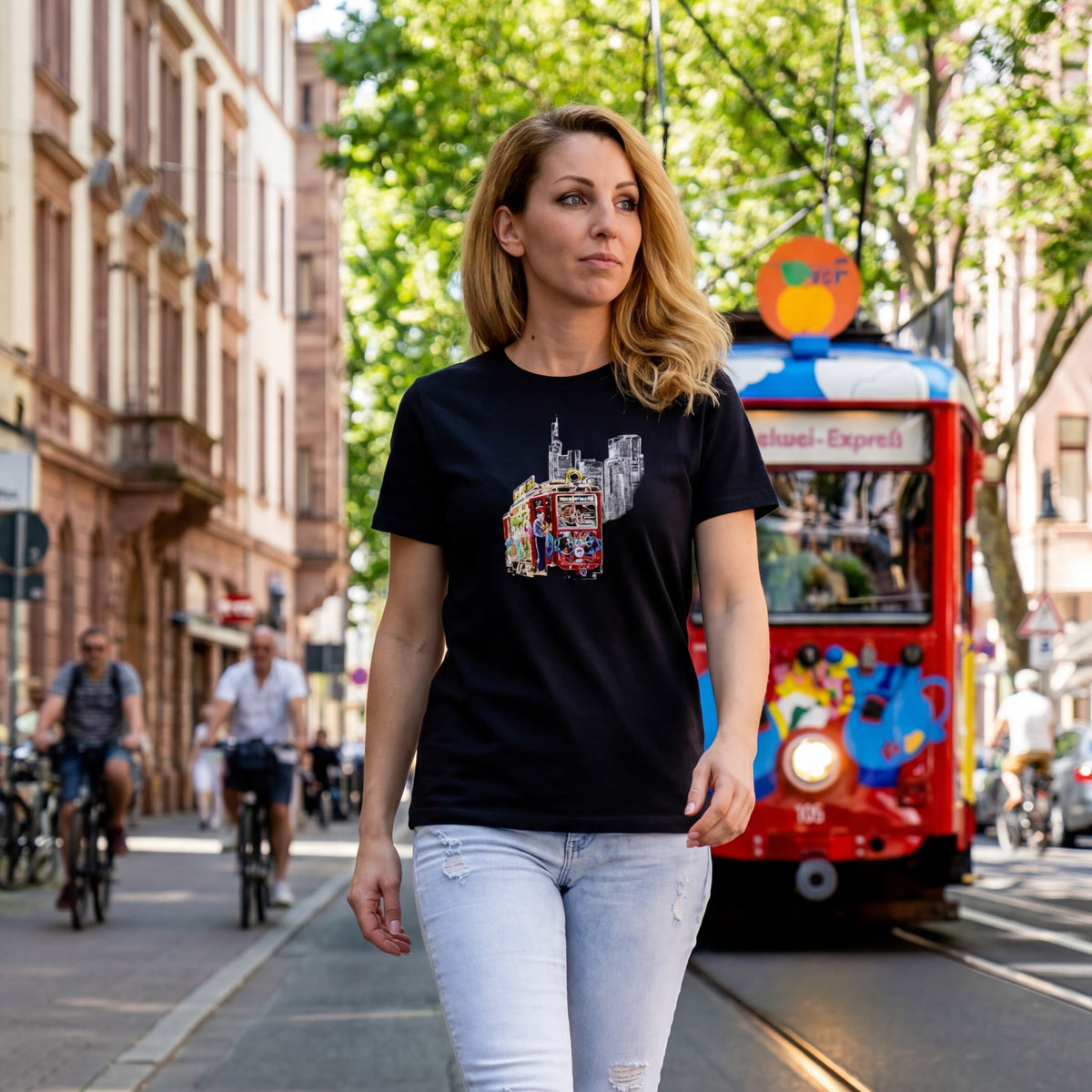 Schwarzes Ebbel-Ex Frankfurt T-Shirt von frankfurtkind mit Frontprint, getragen von einem weiblichen Model.