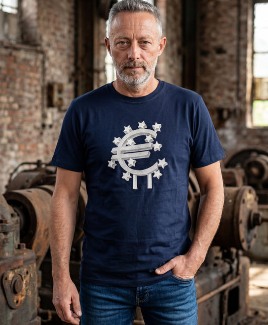 Navy EURO Frankfurt T-Shirt von frankfurtkind mit Eurozeichen Frontprint, getragen von einem männlichen Model.
