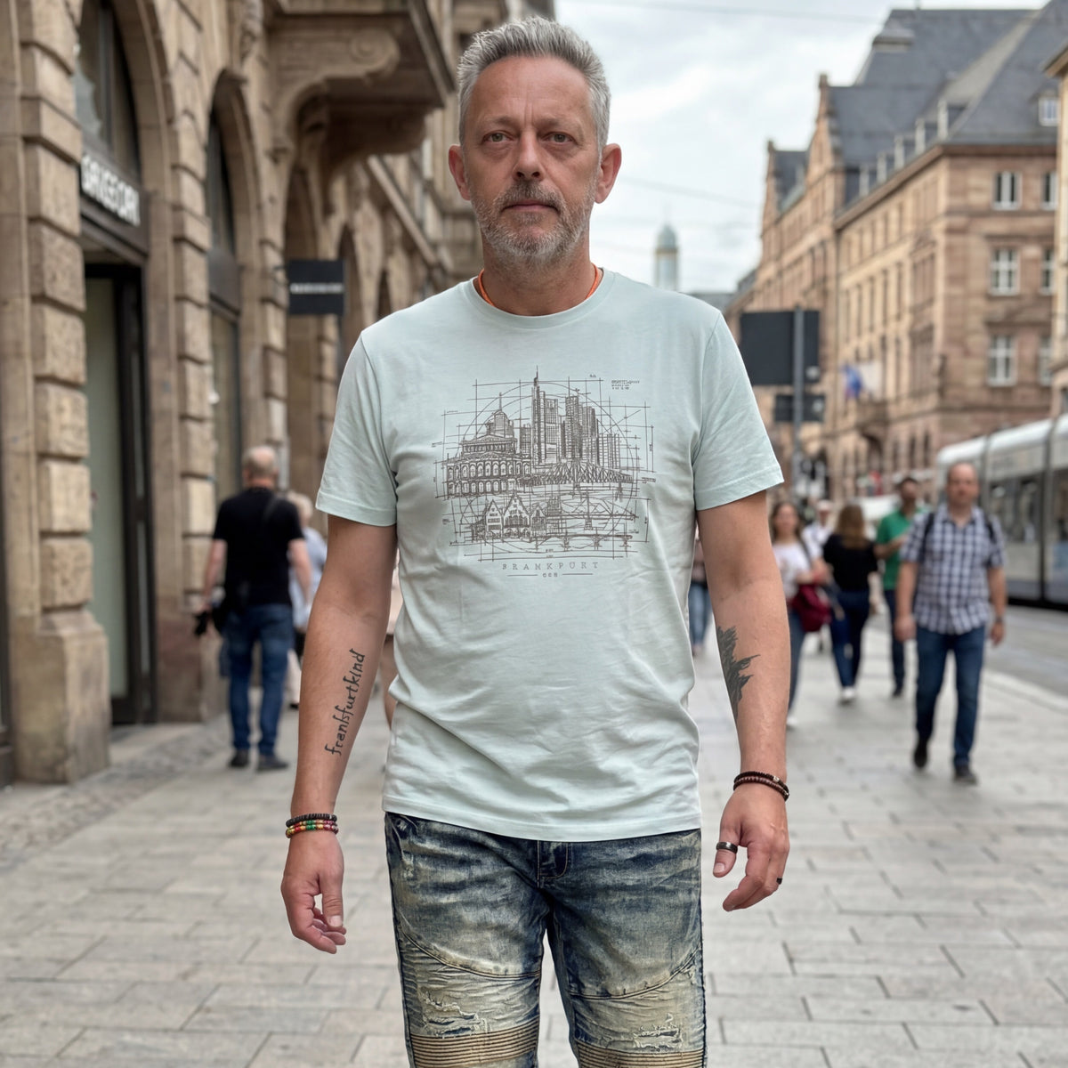 Weißes FFM Architekt Frankfurt T-Shirt von frankfurtkind mit Frontprint, getragen von einem männlichen Model.


