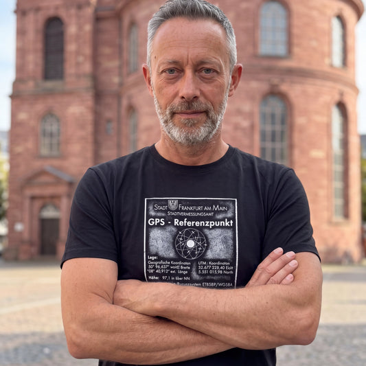 Schwarzes FFM Code Frankfurt T-Shirt von frankfurtkind mit Frontprint, getragen von einem männlichen Model.