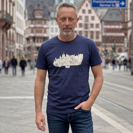 Navy FFM must see Frankfurt T-Shirt von frankfurtkind mit Frontprint, getragen von einem männlichen Model.
