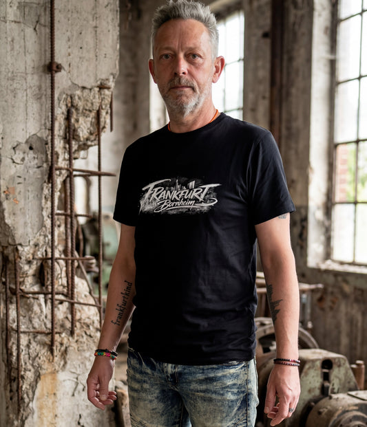Schwarzes Frankfurt Bornheim Frankfurt T-Shirt von frankfurtkind mit Frontprint, getragen von einem männlichen Model.