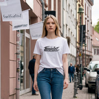 Weißes Frankfurt Bornheim Frankfurt Damen T-Shirt von frankfurtkind mit Frontprint, getragen von einem weiblichen Model.