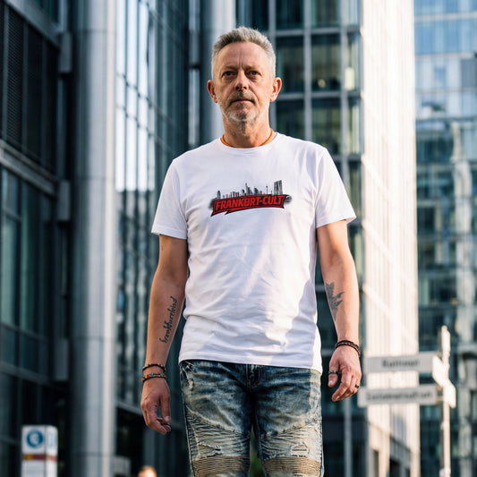 Weißes Frankfurt-Cult Frankfurt T-Shirt von frankfurtkind mit Frontprint, getragen von einem männlichen Model.
