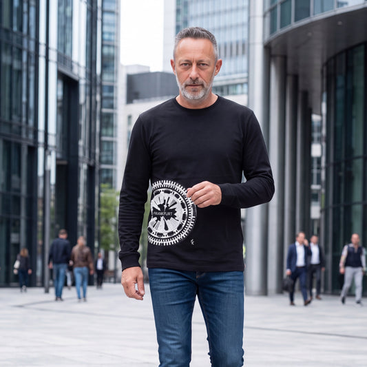 Schwarzes Frankfurter Deckel Frankfurt Longsleeve von frankfurtkind mit Frontprint, getragen von einem männlichen Model.