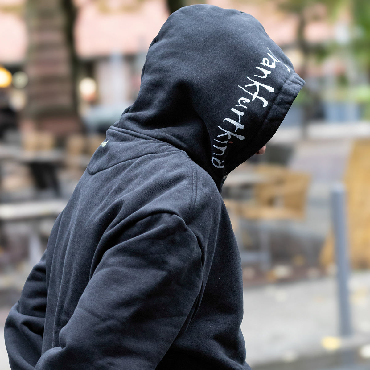 Schwarzer frankfurtkind oversized Hoodie von frankfurtkind mit Kapuzenprint, getragen von einem männlichen Model.
