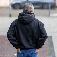 Schwarzer frankfurtkind oversized Hoodie von frankfurtkind mit Kapuzenprint, getragen von einem männlichen Model.