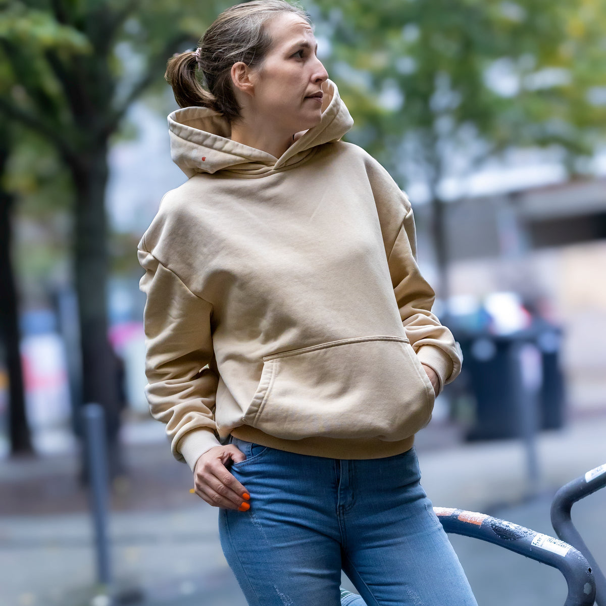 Sand Farbener frankfurtkind oversized Hoodie von frankfurtkind mit Kapuzenprint, getragen von einem weiblichen Model.