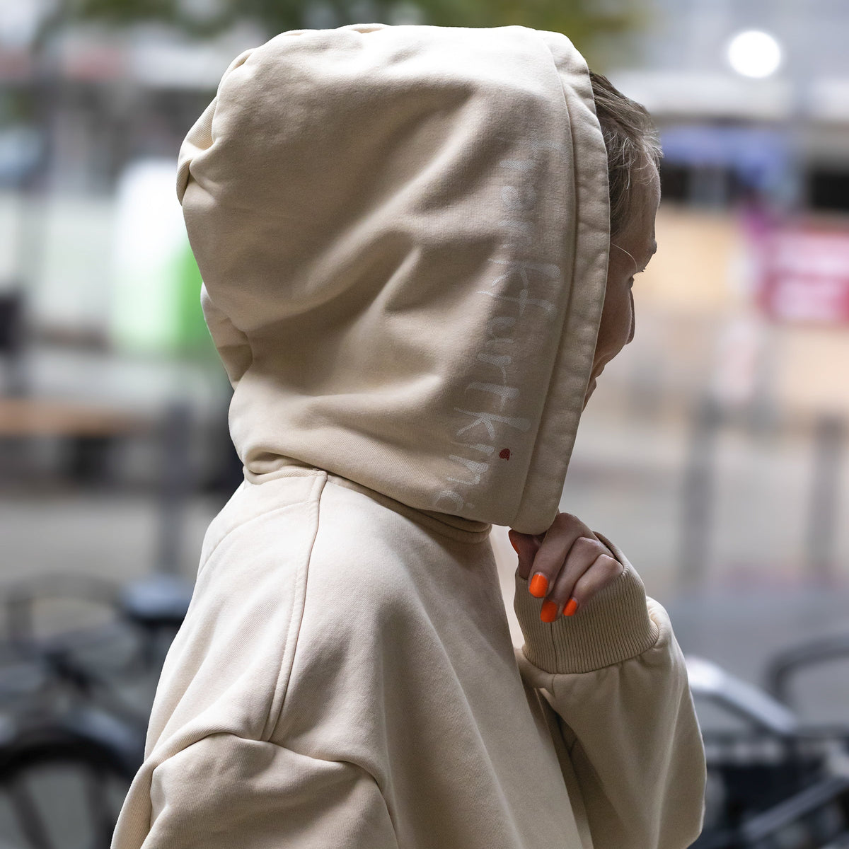 Sand Farbener frankfurtkind oversized Hoodie von frankfurtkind mit Kapuzenprint, getragen von einem weiblichen Model.