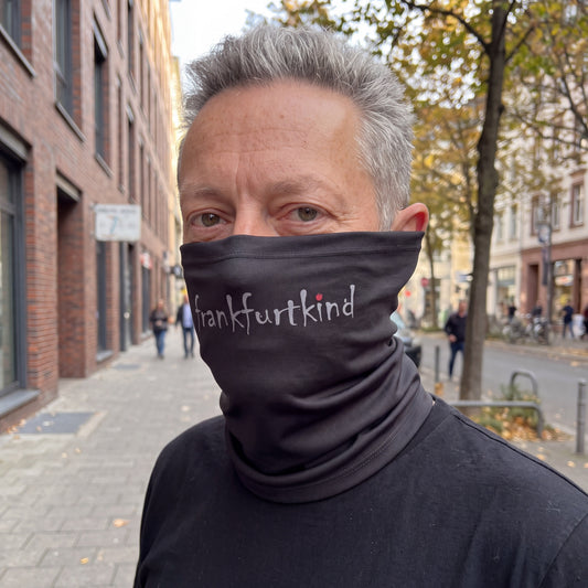Schwarzer Schlauchschal mit frankfurtkind Print von einem männlichen Model getragen.