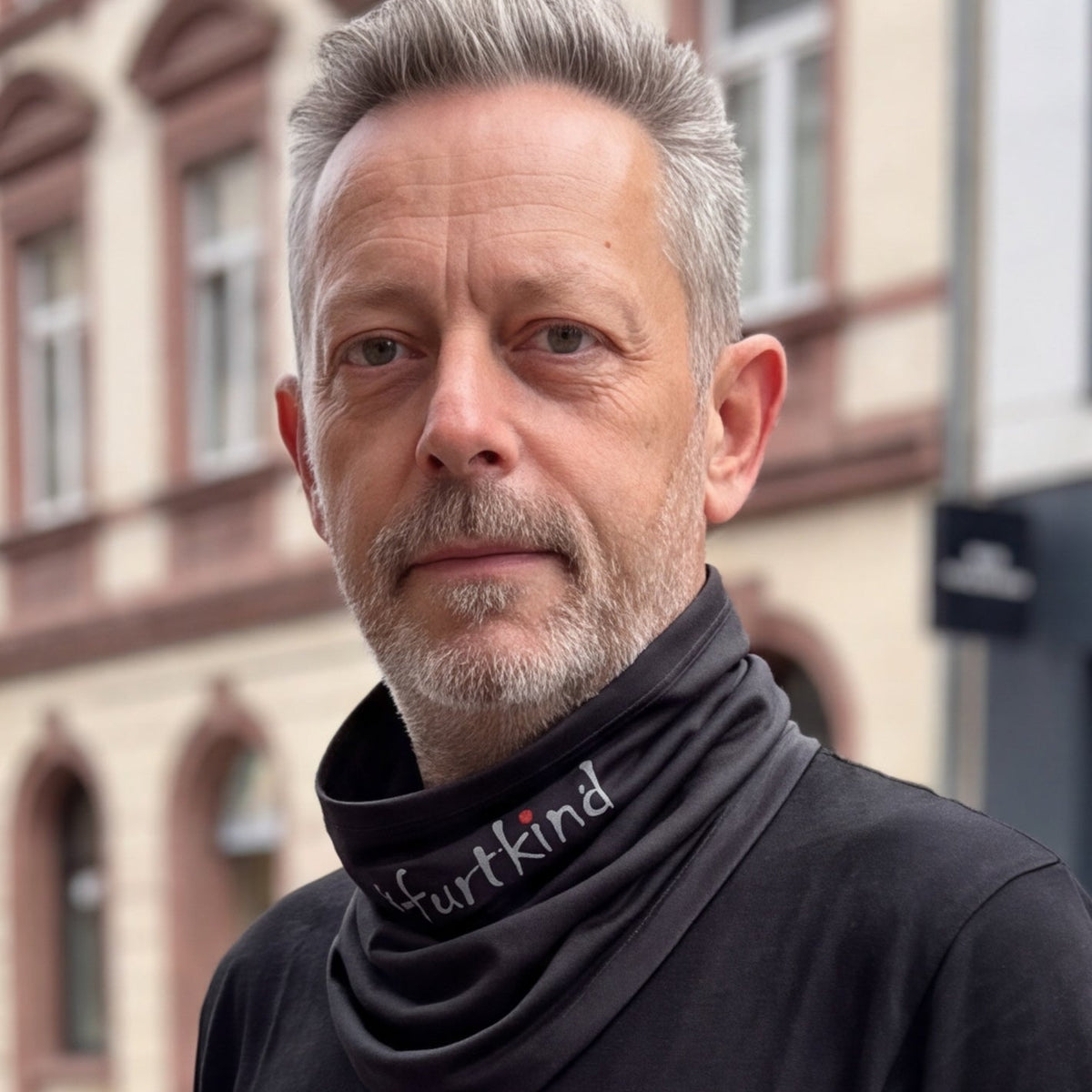 Schwarzer Schlauchschal mit frankfurtkind Print von einem männlichen Model getragen.