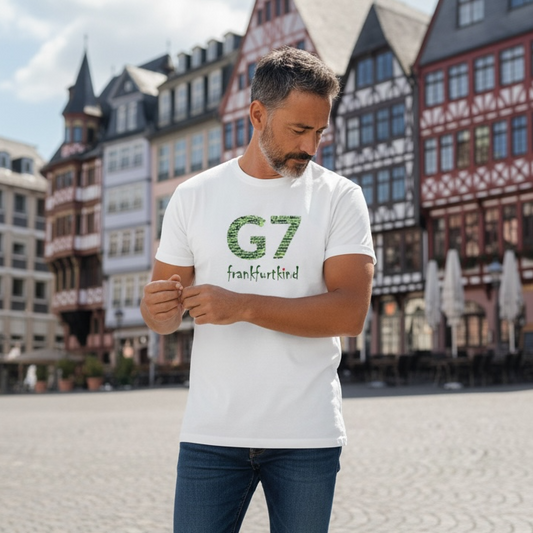 weißes G7 Frankfurt T-Shirt von frankfurtkind mit Frontprint, getragen von einem männlichen Model.