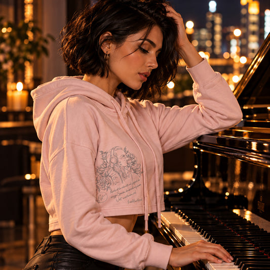 Soft-pinker ganz ohne Worte Frankfurt cropped Hoodie von frankfurtkind mit Frontprint, getragen von einem weiblichen Model.