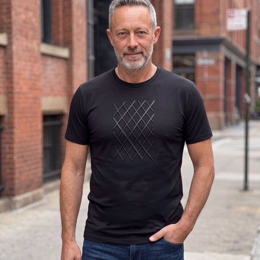 Schwarzes Geripptes black carbon Frankfurt T-Shirt von frankfurtkind mit geripptem Frontprint, getragen von einem männlichen Model.