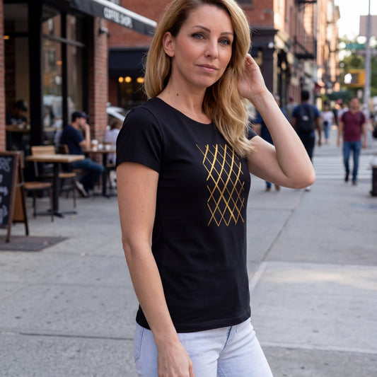 Schwarzes Geripptes Gold Frankfurt T-Shirt von frankfurtkind mit geripptem Frontprint, getragen von einem weiblichen Model.
