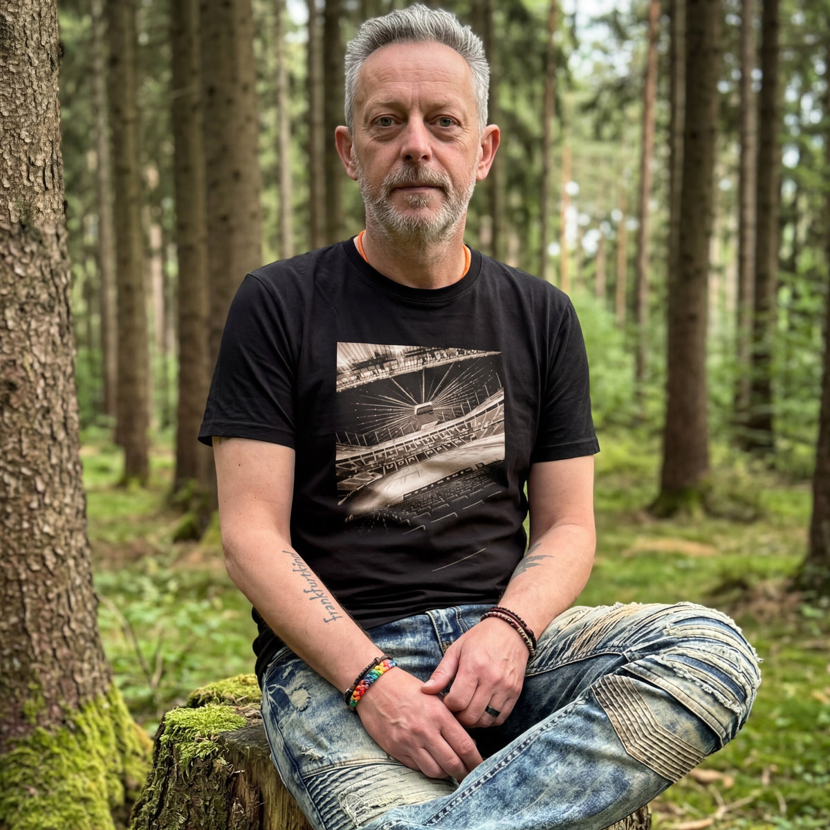 Schwarzes pic-of-the-year Frankfurt T-Shirt von frankfurtkind mit Frontprint, getragen von einem männlichen Model.