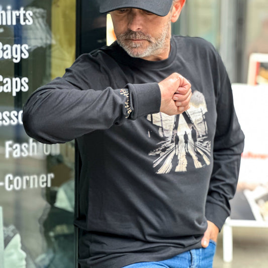Schwarzes Gleisdreieck Frankfurt Longsleeve von frankfurtkind mit Frontprint, getragen von einem männlichen Model.