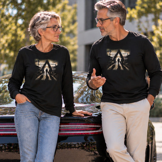 Schwarzes Gleisdreieck Frankfurt Longsleeve von frankfurtkind mit Frontprint, getragen von einem weiblichen und einem männlichen Model.